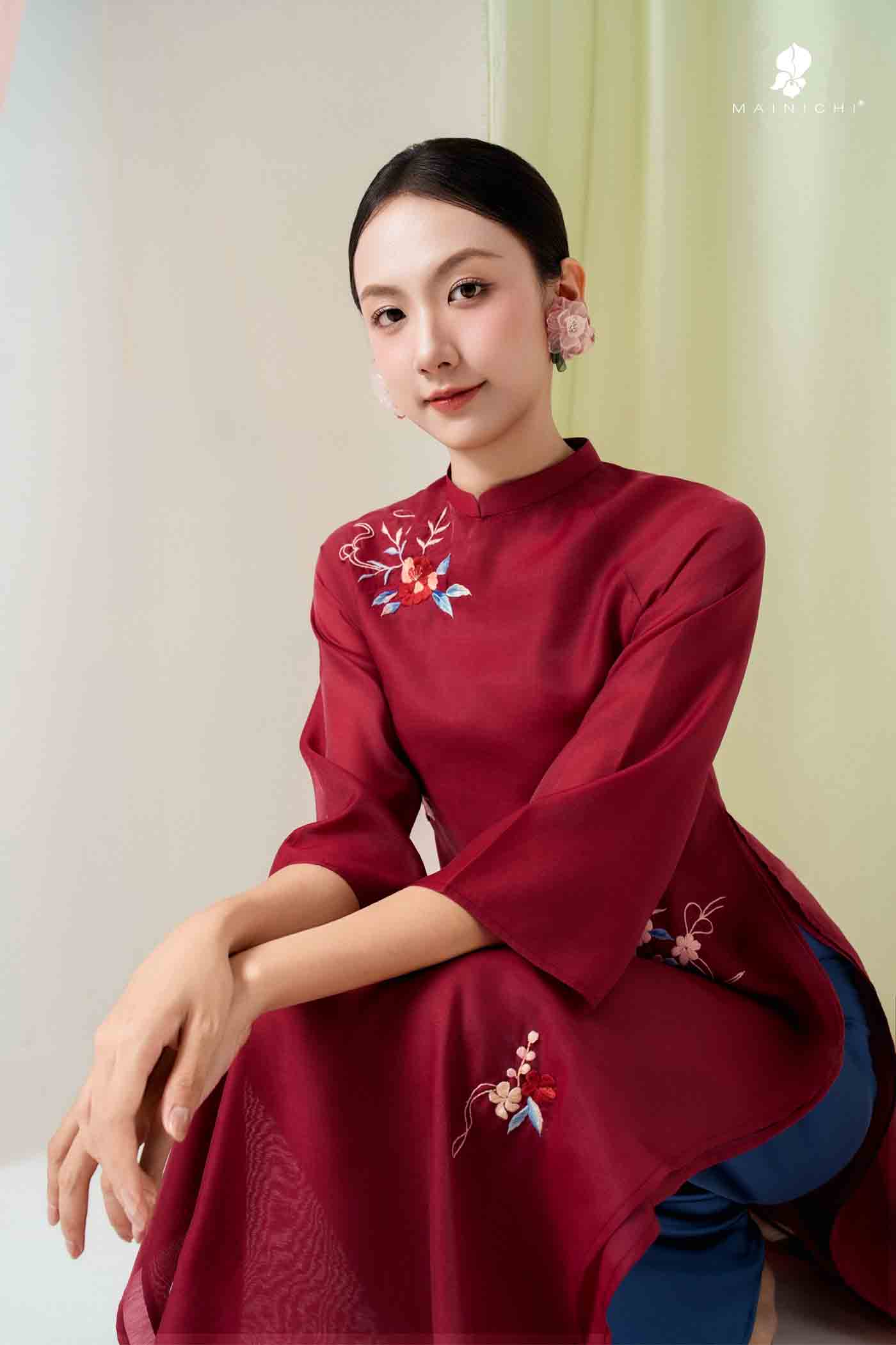 BST Tường Diên áo dài đỏ đô